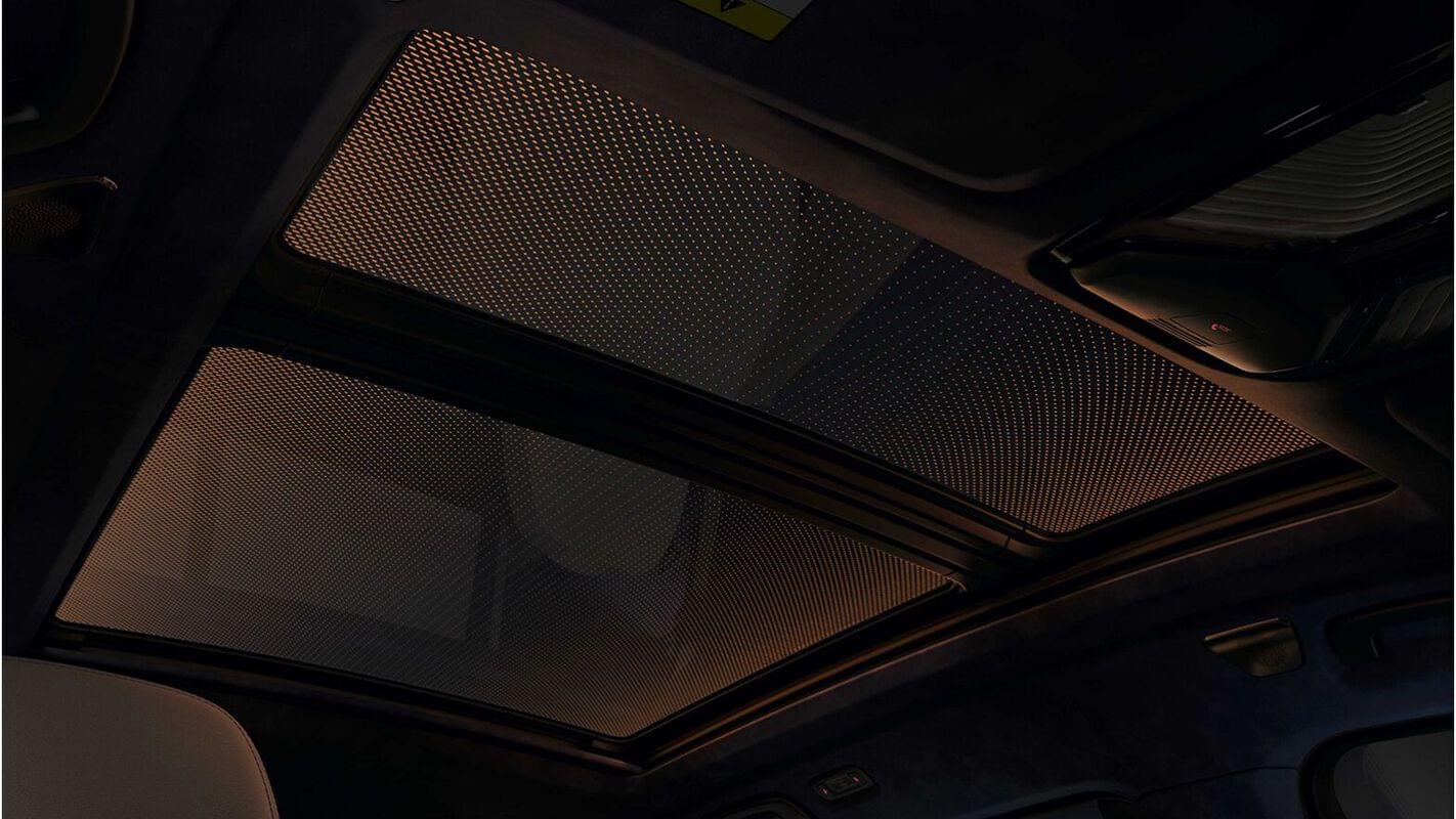 sky-lounge-panoramic-moonroof-min@2x.jpg