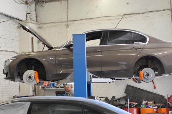 Процесс замены передних колодок БМВ в официальном автосервисе в Москве FGSEVER СВАО вид с подъёмника 2