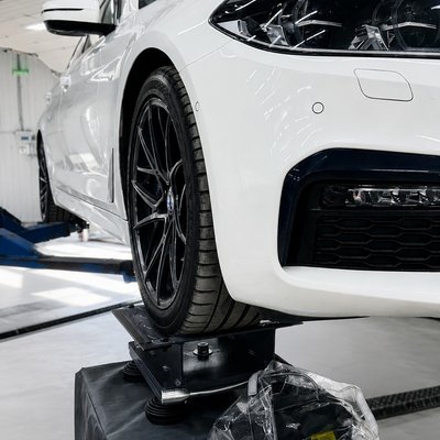 BMW на вибростенде Nordberg во время диагностики подвески в автосервисе "FGSEVER" в Москве
